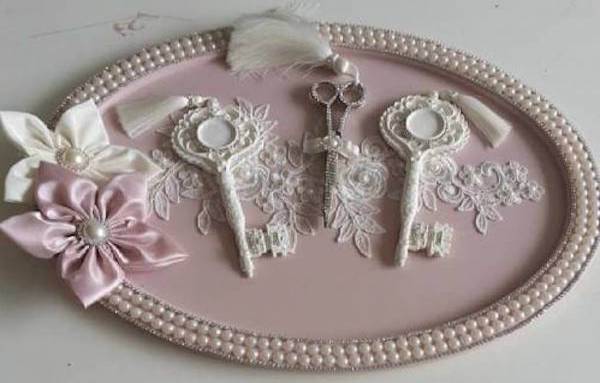 How to Decorate an Engagement Tray?
